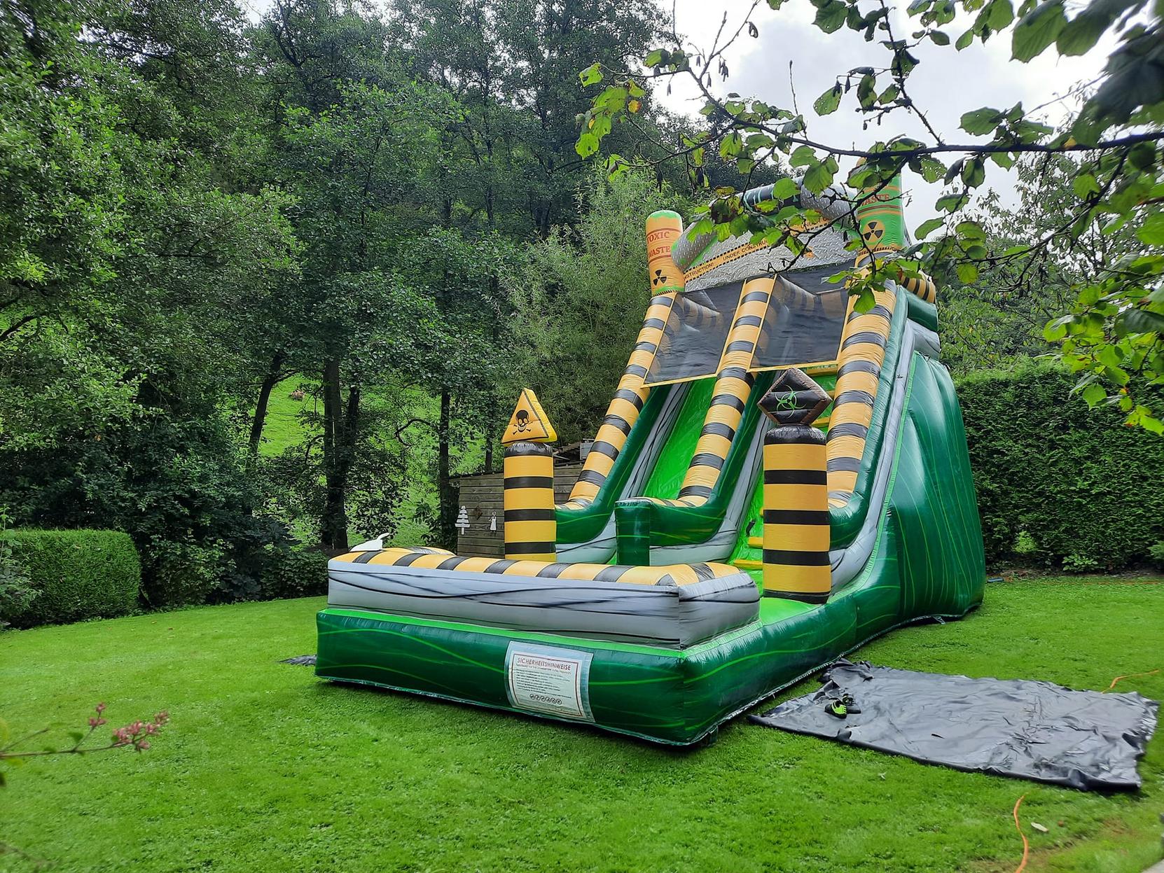 Toboggan géant gonflable (Wallonie, Condroz)