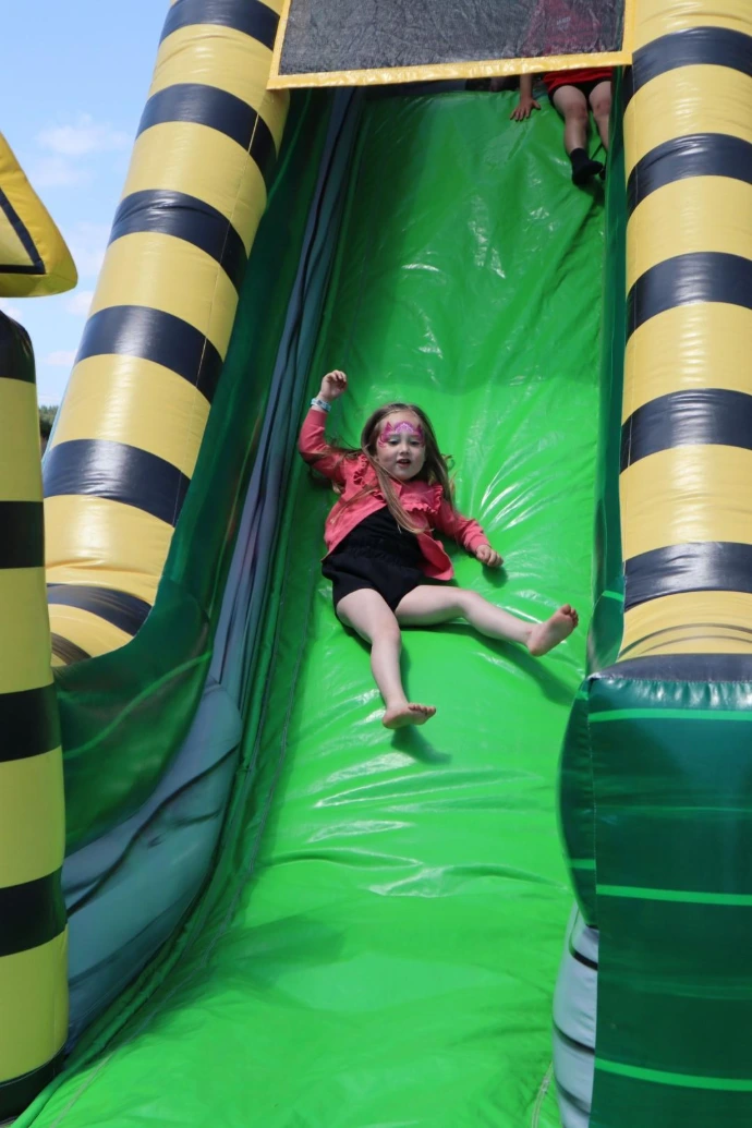 Glissade château gonflable toboggan géaznt