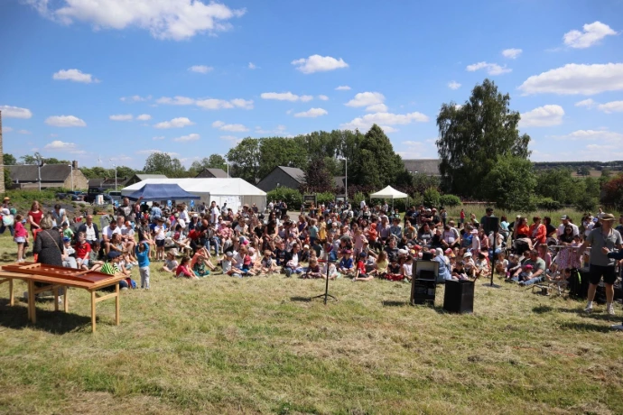 Foule devant spectacle pour enfants