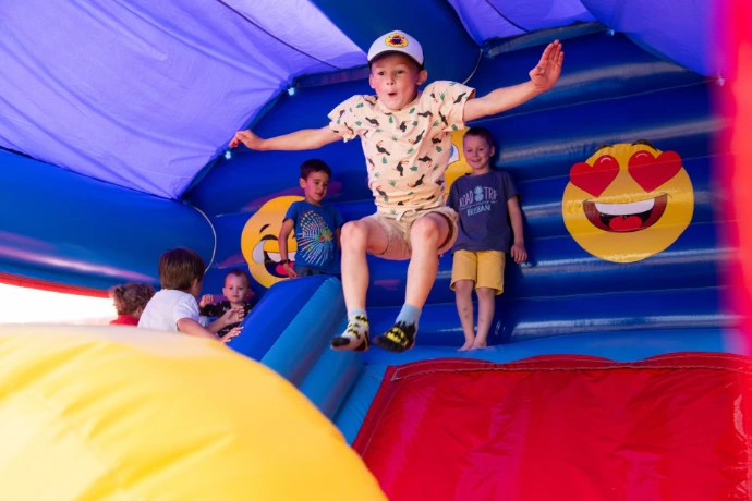 Saut dans un château gonflable à louer