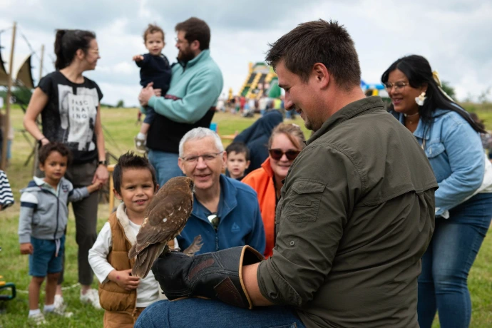 Exposition pédagogique de rapaces lors d'un événement