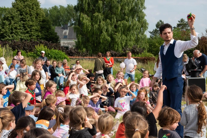 Enfants émerveillés par le spectacle de magie