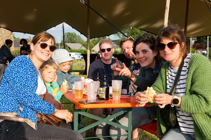 Moment convivial entre amis lors d'un événementa