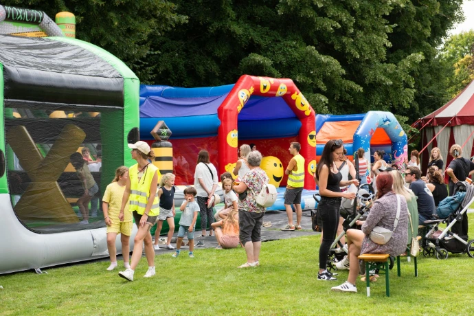 Plusieurs châteaux gonflables à louer
